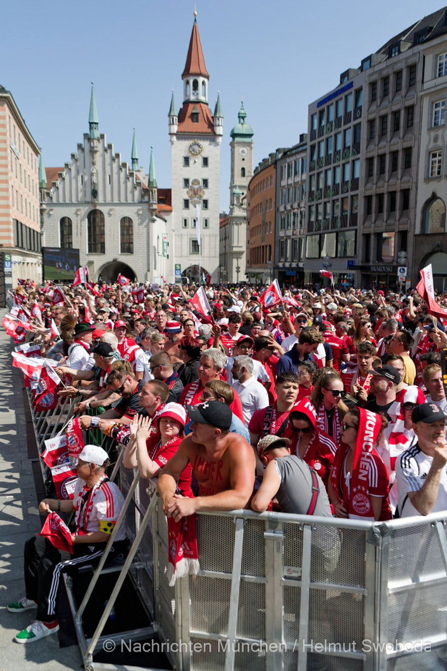 Doppel-Meister - FC Bayern-Party auf dem Marienplatz