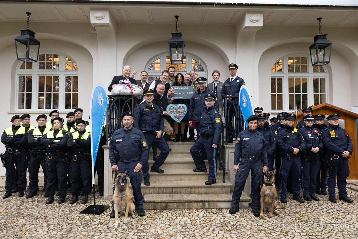 Schnueffelpraemie für die 37 Diensthunde im Einsatz