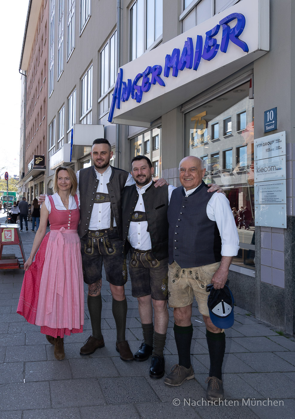 Darts meets Tracht - Darts-Stars Joe Cullen und Jonny Clayton in Tracht