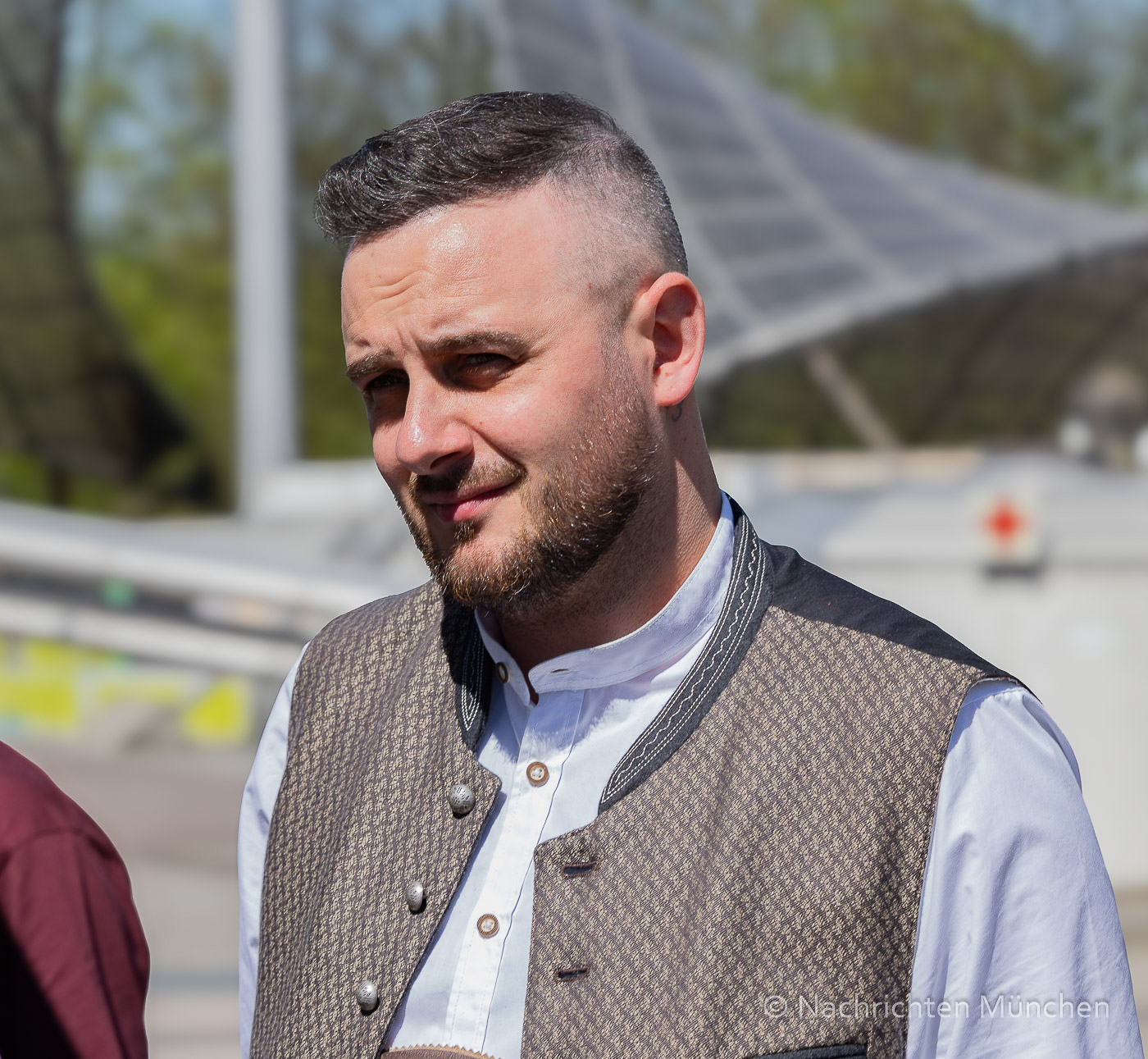 Darts meets Tracht - Darts-Stars Joe Cullen und Jonny Clayton in Tracht