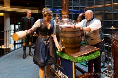Bayerische Bierkönigin lernt anzapfen 4