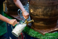Bayerische Bierkönigin lernt anzapfen 9