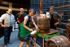 Bayerische Bierkönigin lernt anzapfen 15
