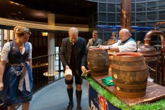 Bayerische Bierkönigin lernt anzapfen 3
