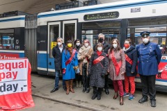 Equal-Pay-Day-Tram-einen-Monat-fuer-Lohngerechtigkeit-unterwegs-7-von-29