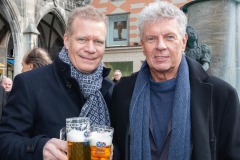 Geldbeutelwaschen-im-Fischbrunnen-München-2020-6-von-8