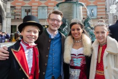 Geldbeutelwaschen-im-Fischbrunnen-München-2020-7-von-8