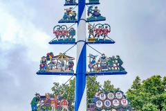 Maibaum-aufstellen-auf-dem-Viktualienmarkt-2022