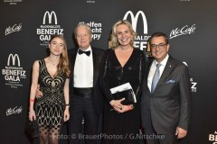 Bernhard und Julia Frohwitter, Stavros Konstantinidis und Frau Saskia Greipl-Konstantinidis/ McDonald's Benefiz Gala 2019 zugunsten der McDonald's Kinderhilfe Stiftung im Hotel Bayerischer Hof in Muenchen am 09.11.2019/ Foto: BrauerPhotos / G.Nitschke fuer McDonald's Deutschland LLC