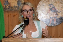 Monika Gruber präsentiert den offiziellen Oktoberfest-Maßkrug 2023