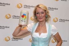 Monika Gruber präsentiert den offiziellen Oktoberfest-Maßkrug 2023