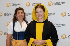 Monika Gruber präsentiert den offiziellen Oktoberfest-Maßkrug 2023