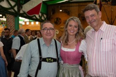 Monika Gruber präsentiert den offiziellen Oktoberfest-Maßkrug 2023