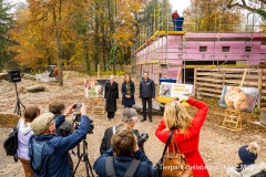 Sabine Schölzel (l-r), designiertes Vorstandsmitglied der Stadtsparkasse München, Verena Dietl, Bürgermeisterin von München und Aufsichtsratsvorsitzende des Tierparks sowie Tierparkdirektor Rasem Baban sind am Freitag (29.10.2021) während dem Richtfest auf der neuen Löwenanlage im Tierpark Hellabrunn in München zu sehen. Foto: Marc Müller/Tierpark Hellabrunn