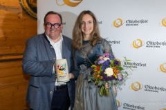 Stefan Kroell praesentiert den offiziellen Sammlerkrug Oktoberfest 2024,