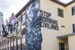 StopBombingCivilians-Haushohes-Graffiti-gegen-Bomben-auf-Wohngebiete-eingeweiht-48-von-62
