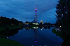 WeThe15-Der-Olympiaturm-in-Muenchen-erstrahlt-in-violett-1-von-3