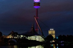 WeThe15-Der-Olympiaturm-in-Muenchen-erstrahlt-in-violett-2-von-3