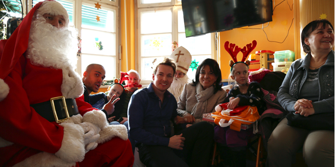 Regine Sixt und der Fussballstar David Odonkor beschenken schwerkranke Kinder