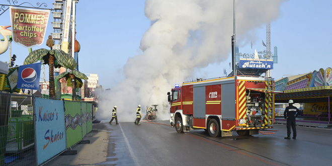 Kehrmaschine auf dem Oktoberfest in Flammen