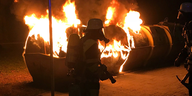 Wertstoffcontainer in Vollbrand Wertstoffcontainer in Vollbrand
