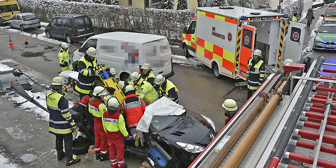 Frau bei Verkehrsunfall schwer verletzt