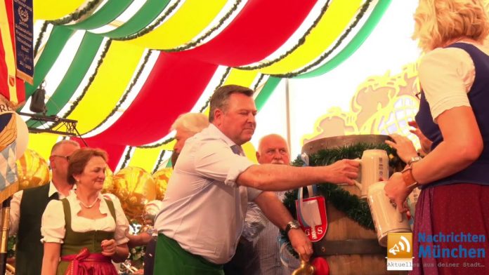 O’zapft is! – Münchens 2. Bürgermeister Josef Schmid eröffnet das 54. Münchner Frühlingsfest