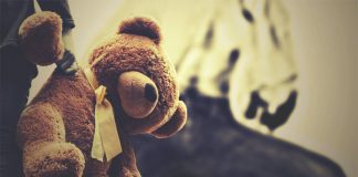 Unbekannter entblößt sich vor Kindern