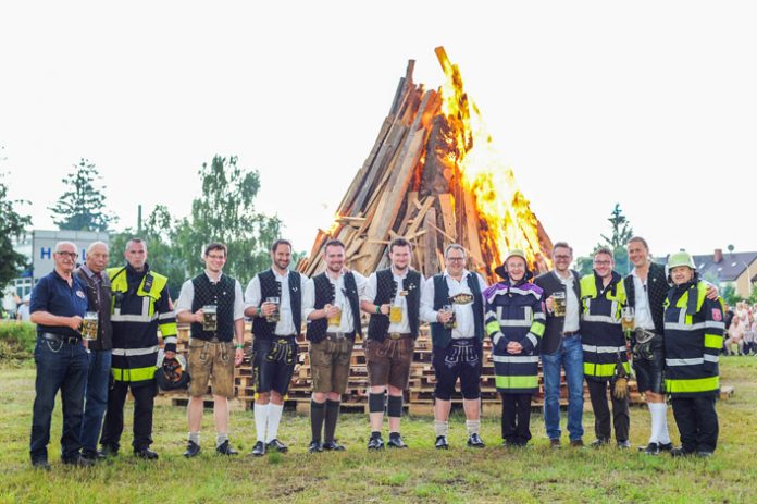 Gruppenfoto_Sonnwendfeuer