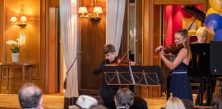 Schüler musizieren im Vier Jahreszeiten Kempinski München