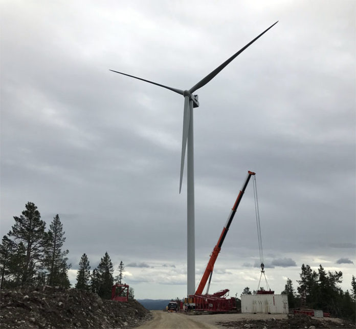 Erste Windenergieanlage im Windpark Raskiftet errichtet Erste Windenergieanlage im Windpark Raskiftet errichtet