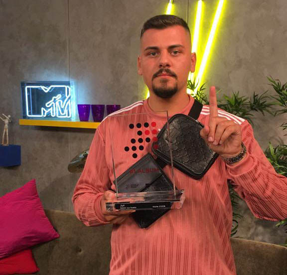 Juri HipHopper Juri knackt Spitze der Offiziellen Deutschen Charts