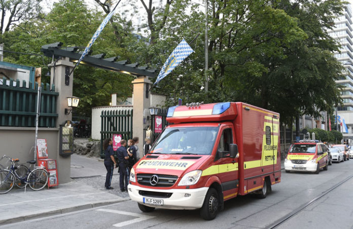 Mehrere Personen bei Wahlkampfveranstaltung durch herabstürzenden Ast verletzt Mehrere Personen bei Wahlkampfveranstaltung durch herabstürzenden Ast verletzt