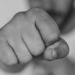 Messestadt: Jugendgruppe prügelt auf Security-Angestellten ein Messestadt: Jugendgruppe prügelt auf Security-Angestellten ein