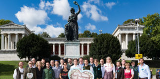 BMW Wiesn Sport-Stammtisch: Zünftiges Treffen der BMW Sportfamilie auf dem Oktoberfest
