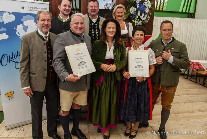 „Ausgezeichnetes Bayerisches Festzelt“ - Kaniber prämiert Armbrustschützenzelt und Schottenhamel