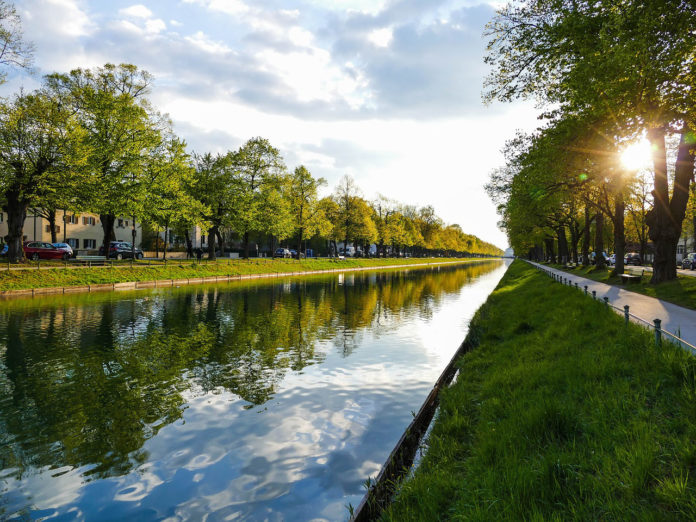 Neuhausen: Alkoholisierter Pkw-Fahrer fährt in Schlosskanal