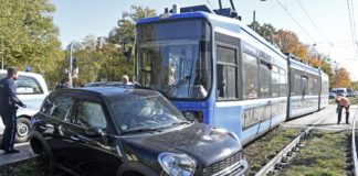 Verkehrsunfall zwischen PKW und Trambahn