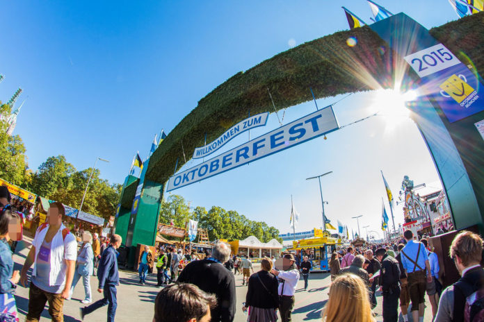 Betrunkener Wiesn-Gast verwechselt Container des Sicherheitsdienstes mit Toilettencontainer Betrunkener Wiesn-Gast verwechselt Container des Sicherheitsdienstes mit Toilettencontainer
