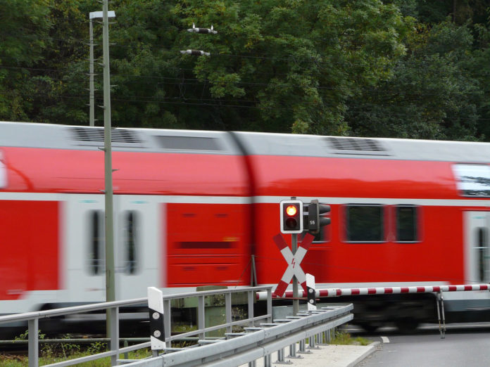 Neubiberg: Radfahrer kollidiert mit schließender Bahnschranke und verletzt sich schwer