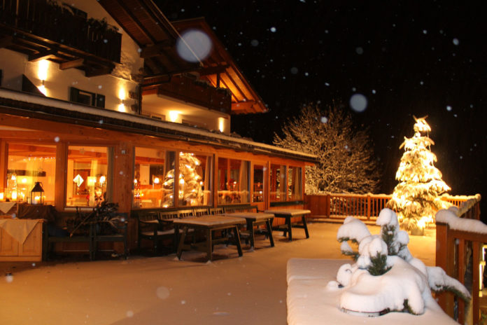 weihnachtliche_beleuchtung_auf_der_verschneiten_terrasse_hotel_tann