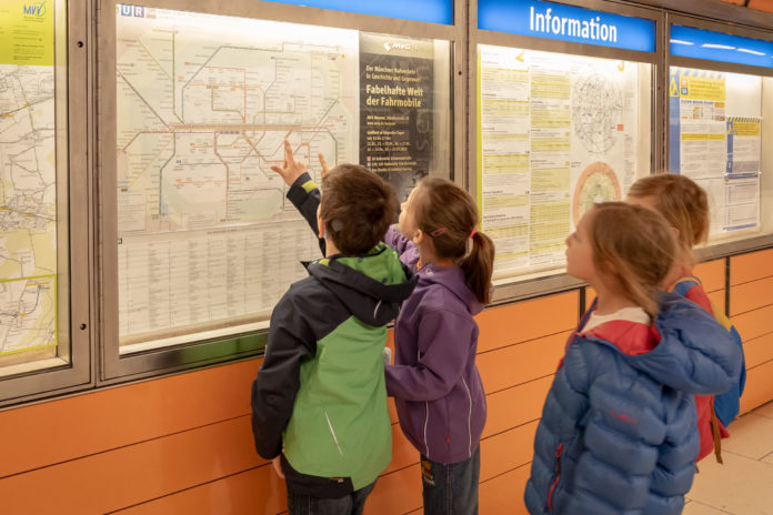Auf Familienrallye mit den Öffentlichen: Kinder lernen, wie sie sicher und schnell unterwegs sind Auf Familienrallye mit den Öffentlichen: Kinder lernen, wie sie sicher und schnell unterwegs sind