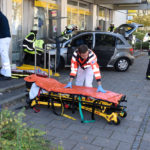 Auto kracht in Schaufenster