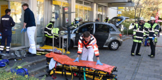 Auto kracht in Schaufenster