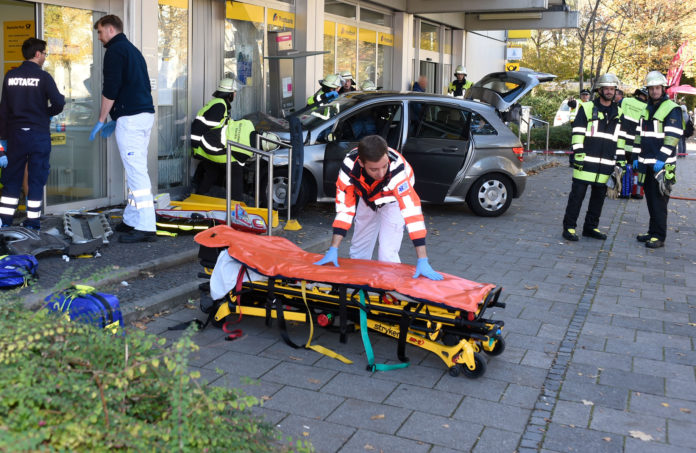 Auto kracht in Schaufenster