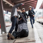 Hauptbahnhof: 20-Jähriger schlägt und tritt auf Mann ein