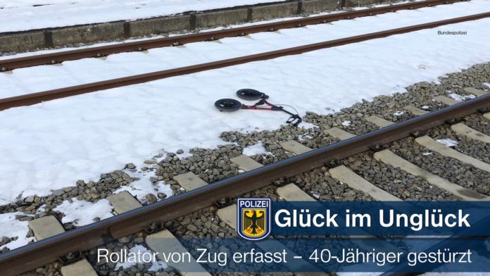 Rollator erfasst Rollator von Zug erfasst - 40-Jähriger stürzt am Bahnsteig