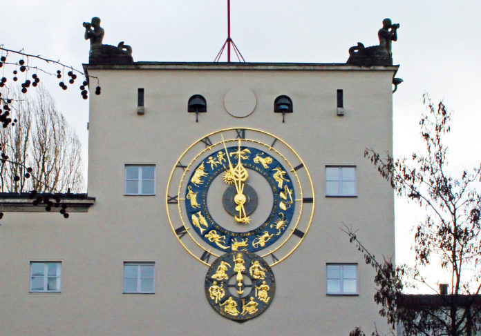 Astronomische Uhr im Museumshof läuft nach Restaurierung wieder Astronomische Uhr im Museumshof läuft nach Restaurierung wieder