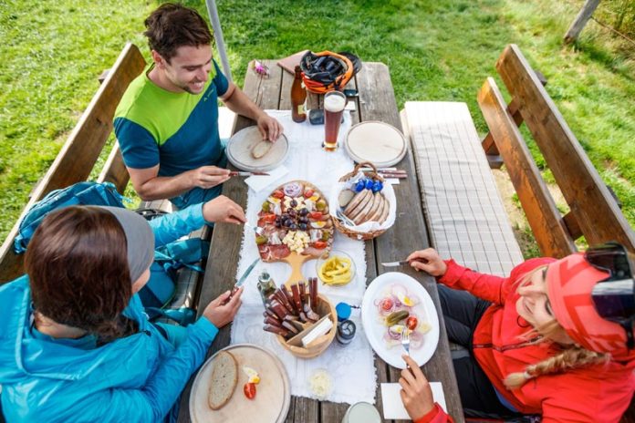 Entspannte Brotzeit Und täglich lockt ein neues Ziel: Rad-Safari durch die Kitzbüheler Alpen