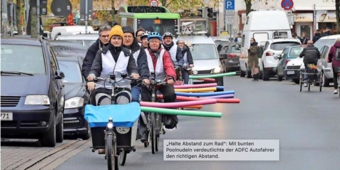 Der Radentscheid München veranstaltet Münchens erste Poolnudel-Demo